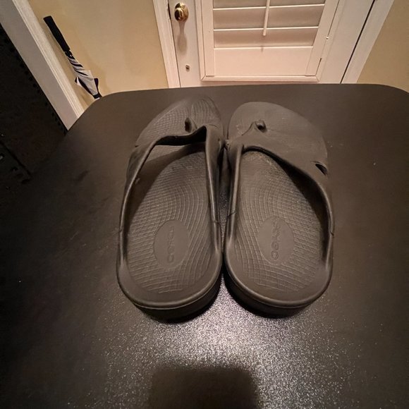 OOfos size 10 men and size 12 women black